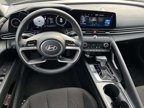 Used 2025 Hyundai Elantra SEL FWD image 12