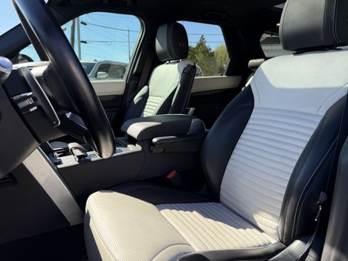 Used 2021 Land Rover Discovery S R-Dynamic image 12