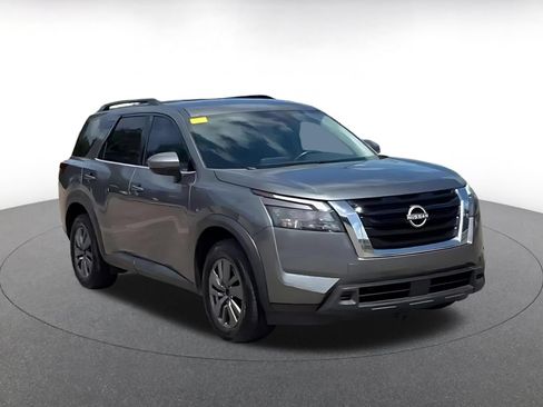 Used 2025 Nissan Pathfinder SV FWD image 3