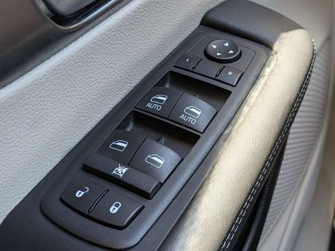 Used 2024 Chrysler Pacifica Touring-L FWD image 26