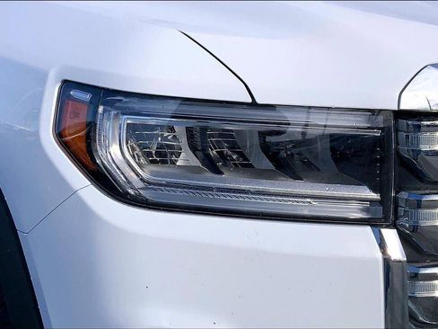 Used 2023 GMC Acadia SLE image 25