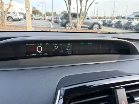 Used 2022 Toyota Prius XLE AWD/4WD image 5