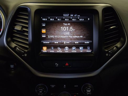 Used 2018 Jeep Cherokee Trailhawk image 25