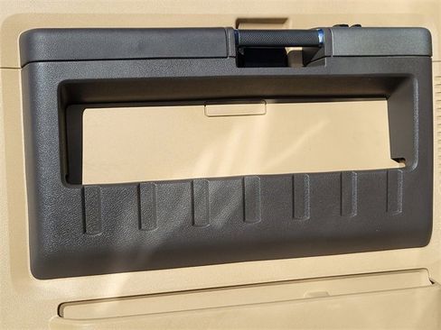 Used 2011 Ford F250 XLT w/ XLT Interior Pkg image 9