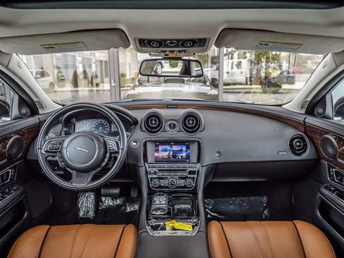 Used 2017 Jaguar XJ R-Sport image 3