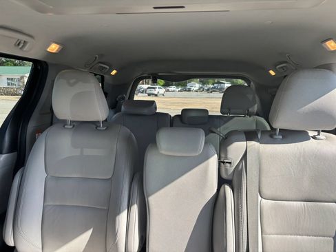 Used 2020 Toyota Sienna XLE Premium FWD image 22