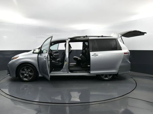 Used 2019 Toyota Sienna SE image 34