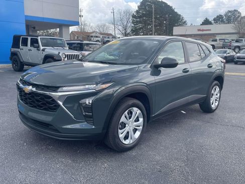 Used 2025 Chevrolet Trax LS image 7