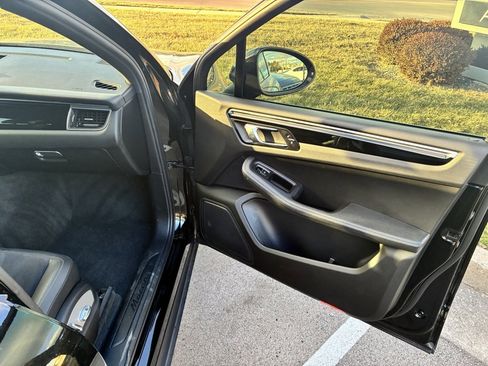 Used 2017 Porsche Macan w/ Driver Memory Package image 42