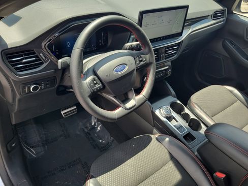 Used 2024 Ford Escape ST-Line w/ Tech Pack #1 FWD image 9