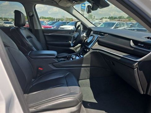 Used 2023 Jeep Grand Cherokee Limited image 16