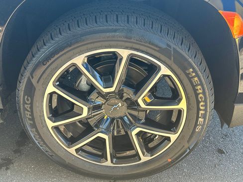 Used 2023 Chevrolet Suburban RST AWD/4WD image 12