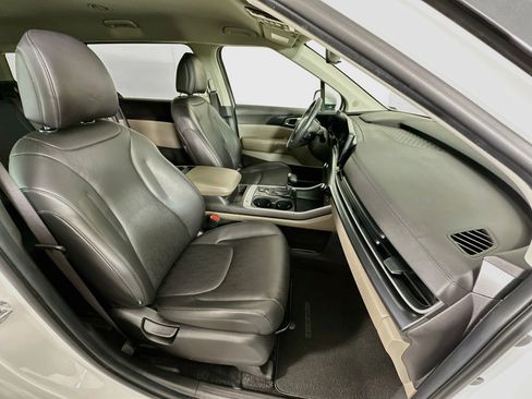 Used 2025 Kia Carnival FWD image 33