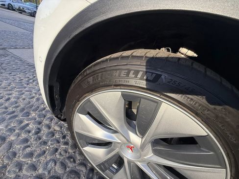 Used 2021 Tesla Model Y Long Range image 34