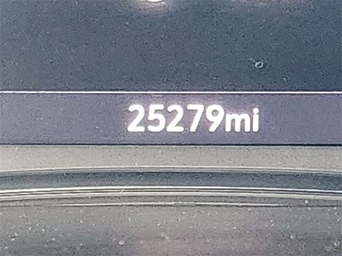 Used 2023 Chevrolet Traverse LT image 25