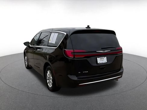 Used 2025 Chrysler Pacifica Select image 11