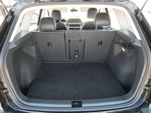 Used 2023 Volkswagen Taos SE w/ Panoramic Sunroof Package image 18