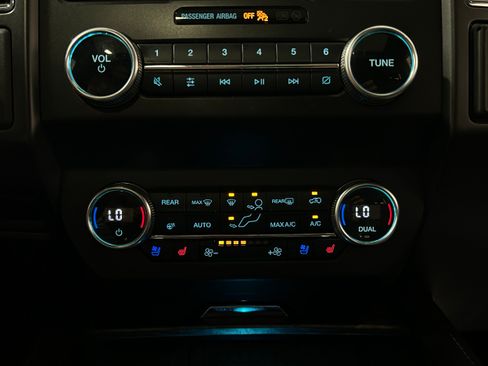 Used 2021 Ford Expedition Limited AWD/4WD image 9