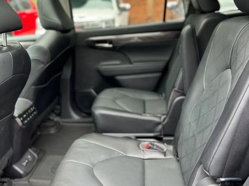 Used 2023 Toyota Highlander Platinum FWD image 12