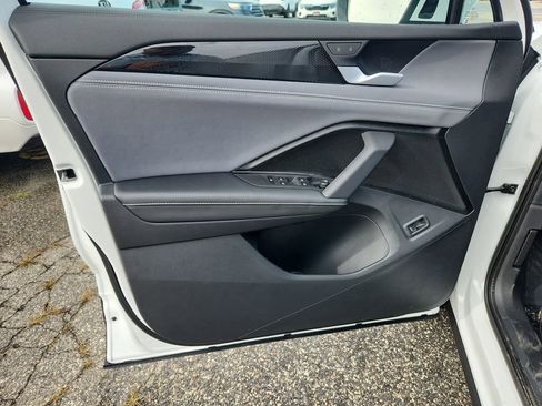 New 2025 Volkswagen Tiguan SE image 11