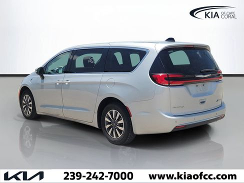Used 2023 Chrysler Pacifica Touring-L FWD image 4