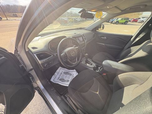 Used 2019 Jeep Cherokee Latitude w/ Cold Weather Group image 32