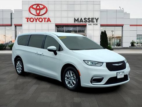 Used 2023 Chrysler Pacifica Touring-L FWD image 1