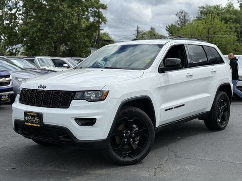 Used 2018 Jeep Grand Cherokee Laredo image 1