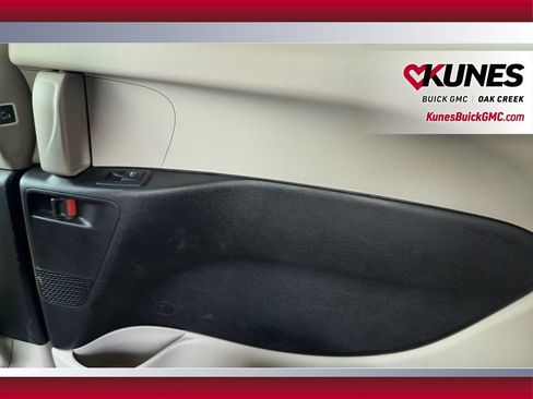 Used 2024 Chrysler Pacifica Touring-L FWD image 37