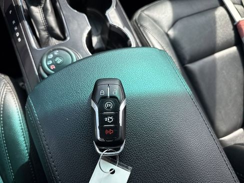 Used 2017 Ford Explorer XLT w/ Equipment Group 202A AWD/4WD image 29
