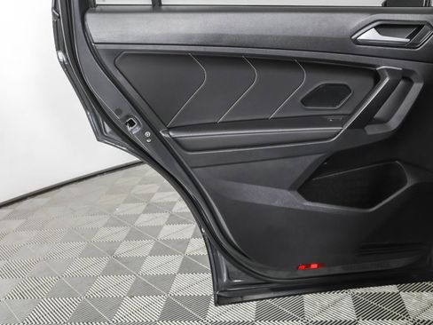 Used 2024 Volkswagen Tiguan SE image 36