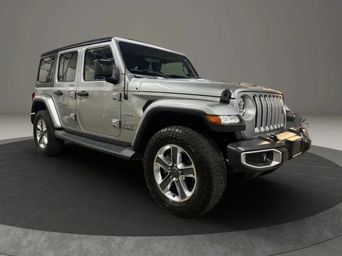 Used 2018 Jeep Wrangler Unlimited Sahara w/ Dual Top Group AWD/4WD image 2