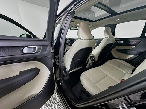 Used 2025 Volvo XC40 B5 Ultra w/ Protection Package image 17