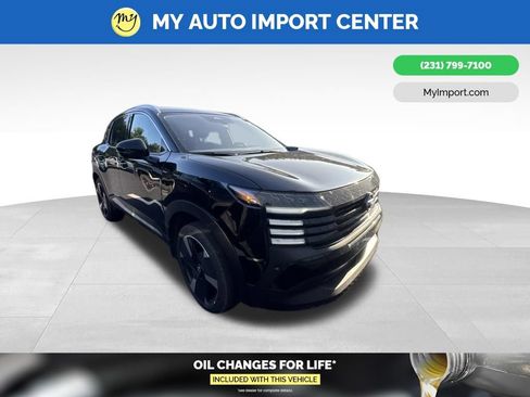 Used 2025 Nissan Kicks SR AWD/4WD image 1