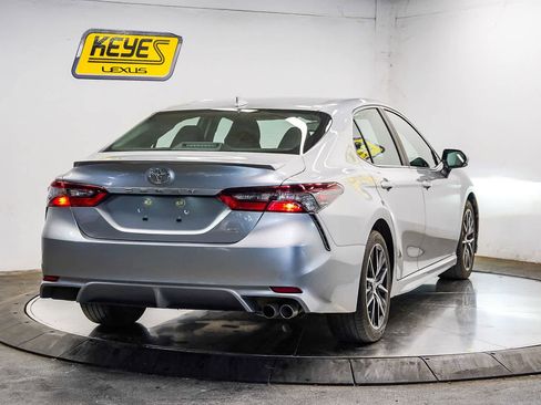 Used 2023 Toyota Camry SE w/ Convenience Package FWD image 4