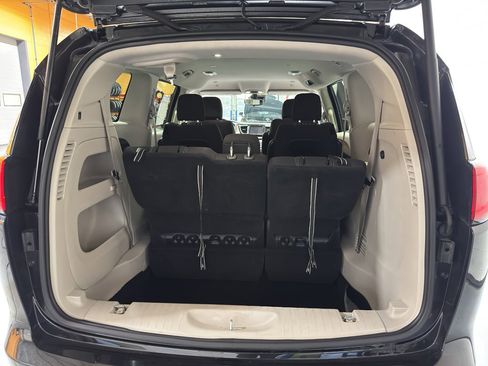 Used 2023 Chrysler Voyager LX image 22