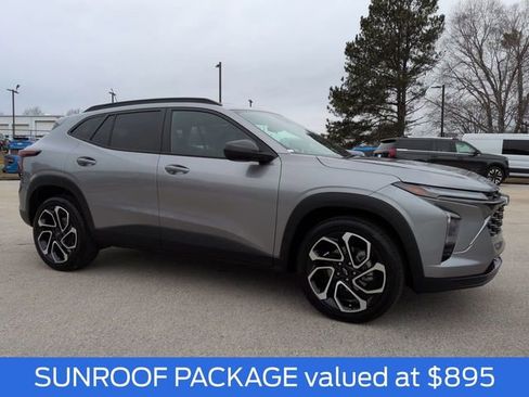 Used 2025 Chevrolet Trax RS w/ Sunroof Package image 2