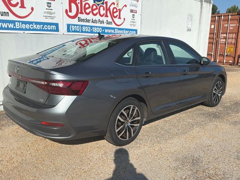 Used 2025 Volkswagen Jetta SE FWD image 3
