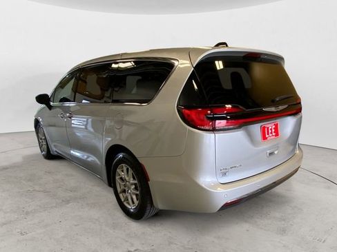 Used 2024 Chrysler Pacifica Touring-L image 3