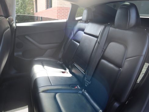 Used 2022 Tesla Model Y Long Range image 23