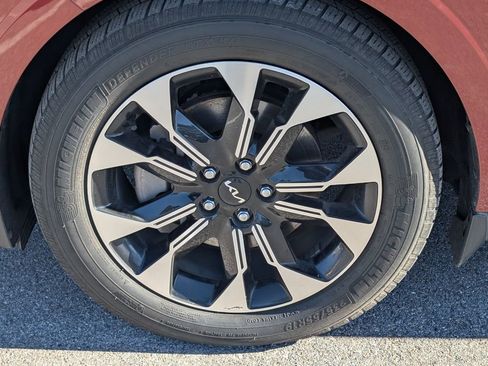 Used 2022 Kia Carnival EX image 24