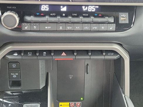 Used 2025 Toyota Tundra Limited image 27