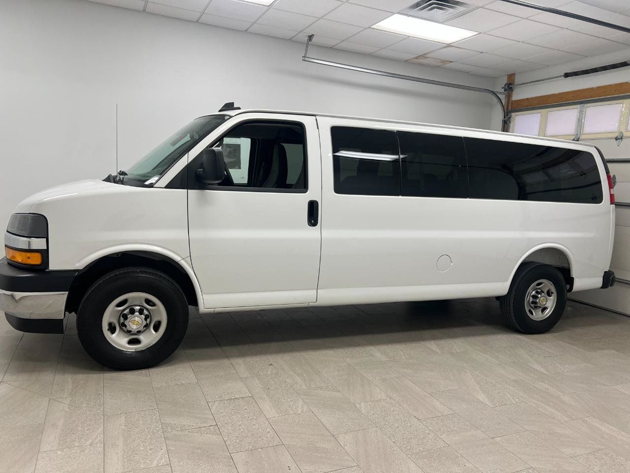 Used 2025 Chevrolet Express 3500 LT w/ LT Preferred Equipment Group RWD image 5