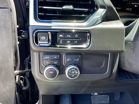 Used 2025 GMC Yukon XL Denali AWD/4WD image 25