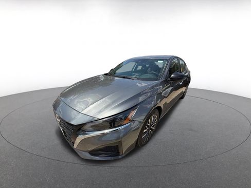 Used 2025 Nissan Altima 2.5 SV FWD image 2