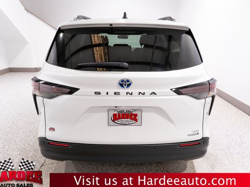 Used 2023 Toyota Sienna XLE FWD image 4