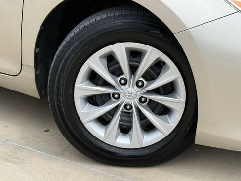 Used 2016 Toyota Camry LE FWD image 2