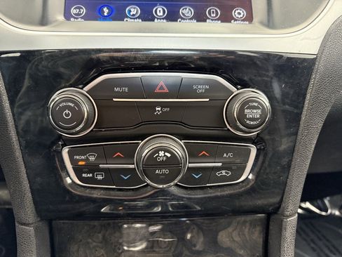 Used 2019 Chrysler 300 Limited image 34