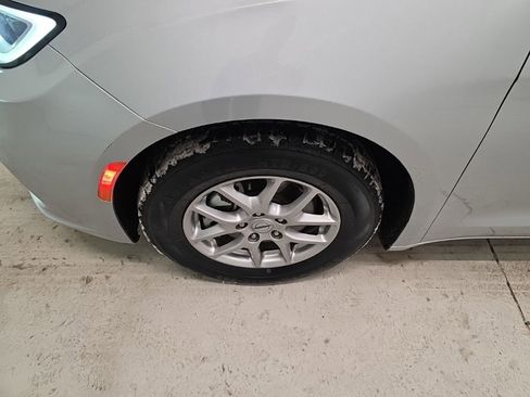 Used 2024 Chrysler Pacifica Touring-L image 2