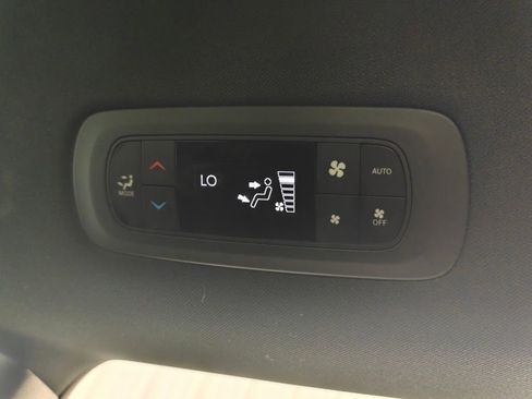 Used 2025 Chrysler Pacifica Select image 28